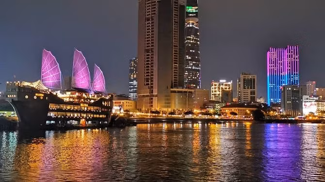 乘船观赏西贡河的旅游线路：游客不可错过的完美体验。