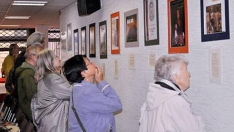 参观展览会的法国人。