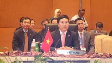越南政府副总理、外交部长范平明率团出席第26届东盟峰会系列筹备会议。