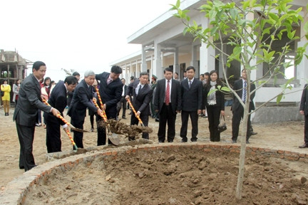 海防市领导出席植树节启动仪式。（图片来源：海防报网）