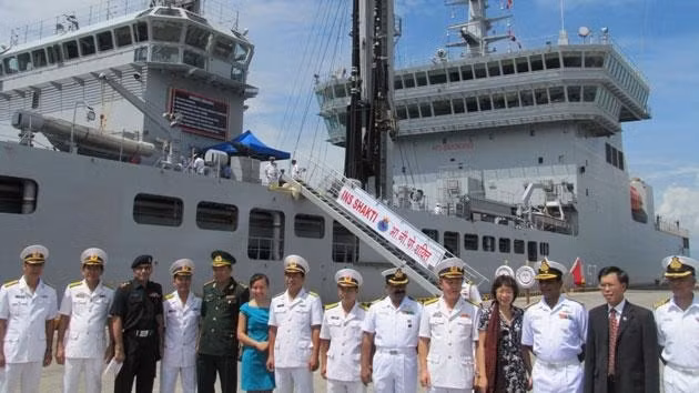 印度军舰指挥官与越方代表合影。 (Photo: 图片来源：人民报网)