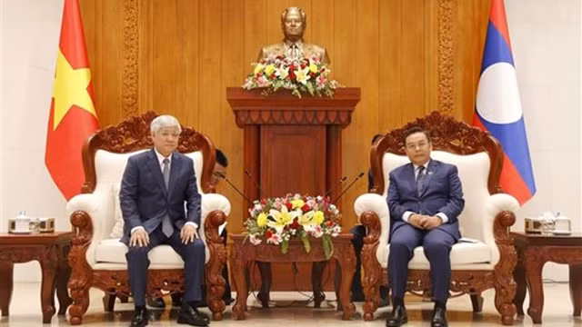 杜文战同志会见老挝国会主席赛宋蓬·丰威汉。（图片来源：越通社）