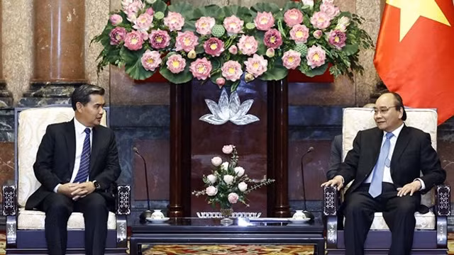 越南国家主席阮春福会见老挝人民检察院院长赛萨纳•阔普同。