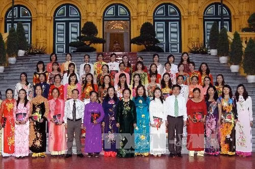 国家副主席阮氏缘会见河内市麋泠县先进模范妇女代表团。 (Photo: 图片来源：越通社)
