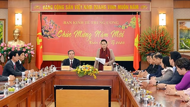 国会主席阮氏金银在会上发言。
