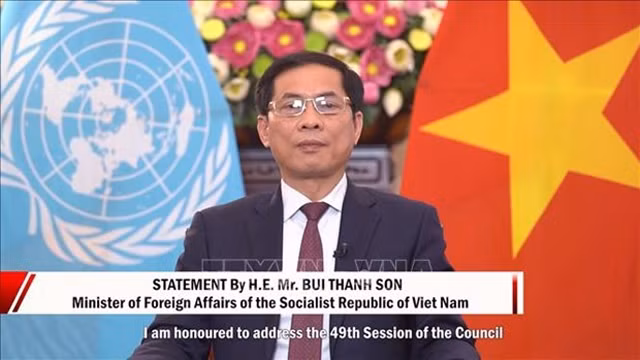 越南外交部部长裴青山发表讲话。