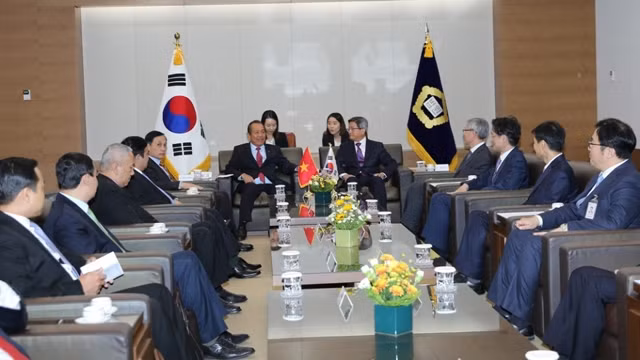 张和平副总理会见韩国大法院院长金命洙。（图片来源：VGP）