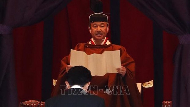 日本德仁天皇在即位庆典上宣誓遵循《宪法》作为日本国与日本国民统合的象征履行职责。（图片来源：越通社）