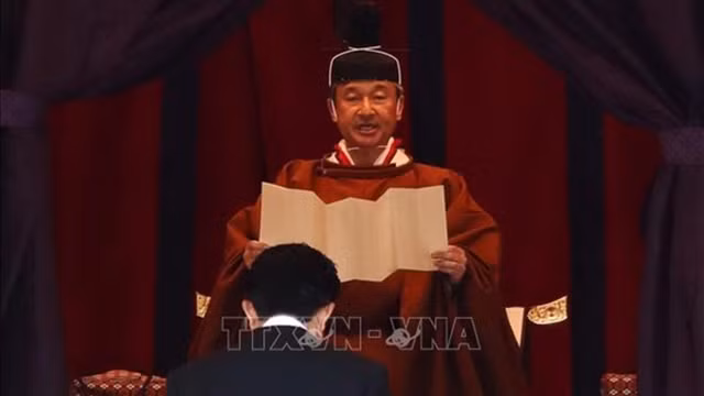 日本德仁天皇在即位庆典上宣誓遵循《宪法》作为日本国与日本国民统合的象征履行职责。（图片来源：越通社）