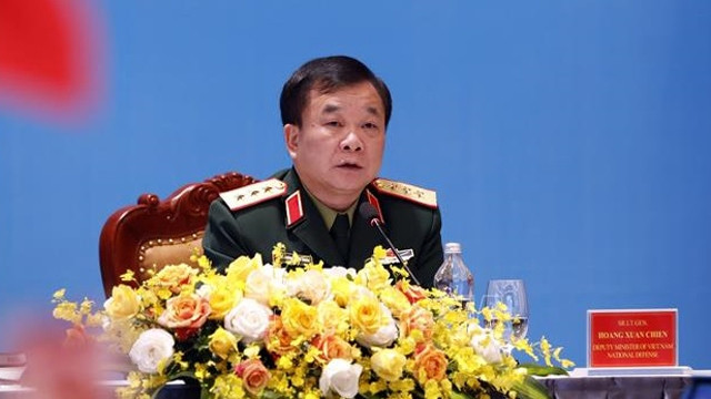 黄春战副部长在河内分会场主持对话。
