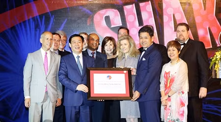 王廷惠副总理荣获越南美国商会的致力于发展合作纪念章。