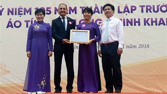 法国驻胡志明市总领事向胡志明市阮氏明开高中授予“法国教育认证”。（图片来源：越通社）