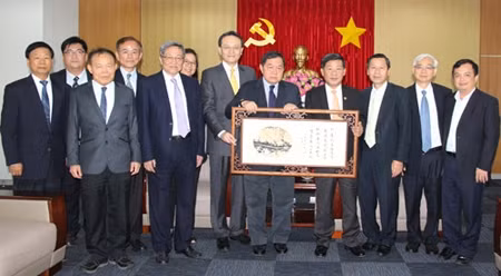 平阳省领导同中国台湾远东集团合影留念。（图片来源：平阳报网）