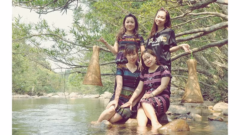 游客探索广治省达克容山区县斜龙乡斜劳溪旅游景点。