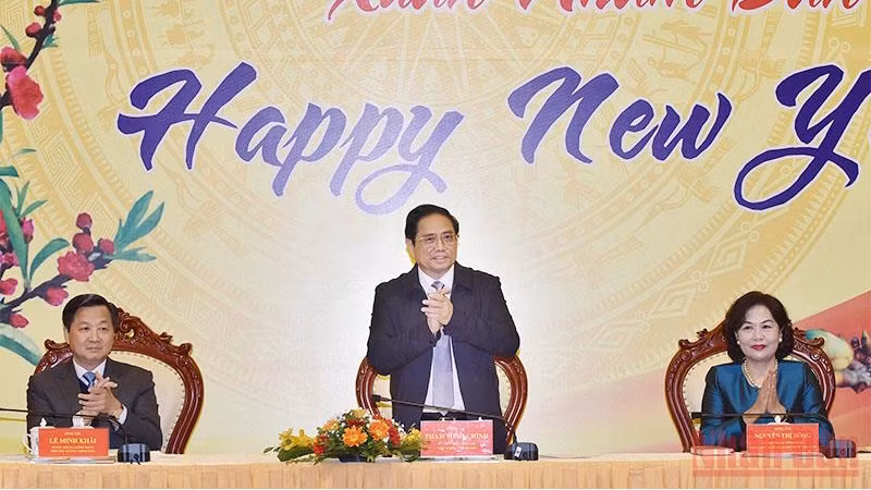 政府总理范明正前来向越南国家银行乃至银行部门所有干部、公务员和员工拜年。