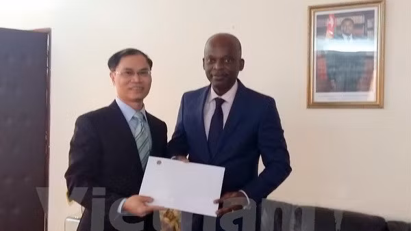 范英俊大使向多哥外交、合作与非洲一体化部部长罗贝尔·迪塞递交委任书。（图片来源：越通社）