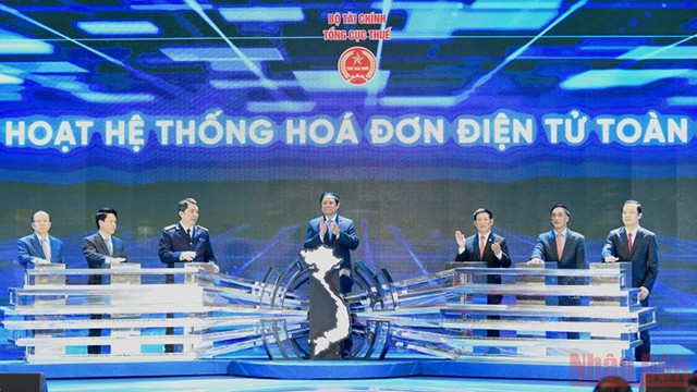 越南政府总理范明正与财政部、税务总局领导出席仪式。（图片来源：陈海 摄）
