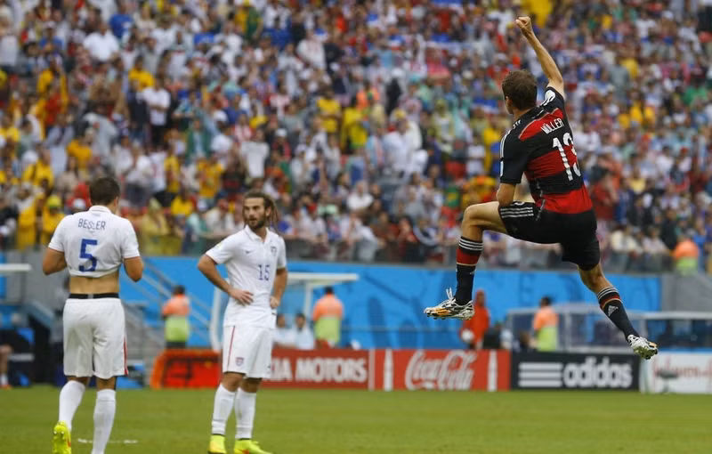 穆勒进球后高高跃起。