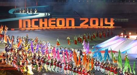 演员在闭幕式上表演。