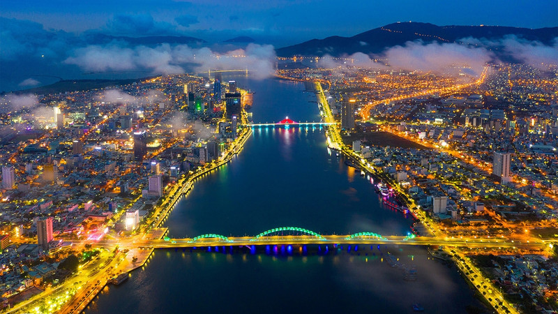 岘港市夜景。