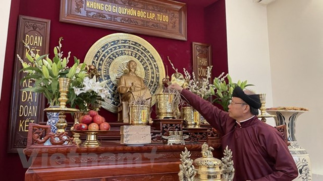 越南驻法国大使馆举行雄王祭祖仪式。（图片来源：越通社）