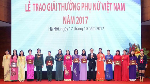 “2017年越南妇女奖”颁奖仪式。（图片来源：人民军队报网）