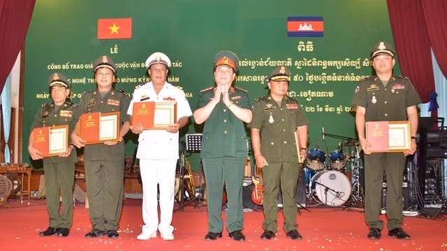 获得A级奖的五名作者。