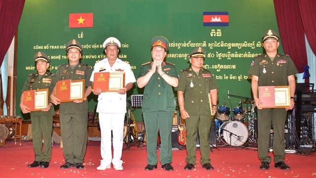 获得A级奖的五名作者。