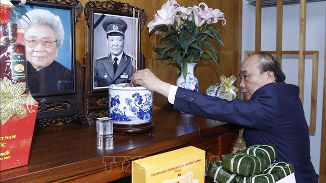 阮春福主席敬香缅怀已故国家主席黎德英大将。（图片来源：越通社）