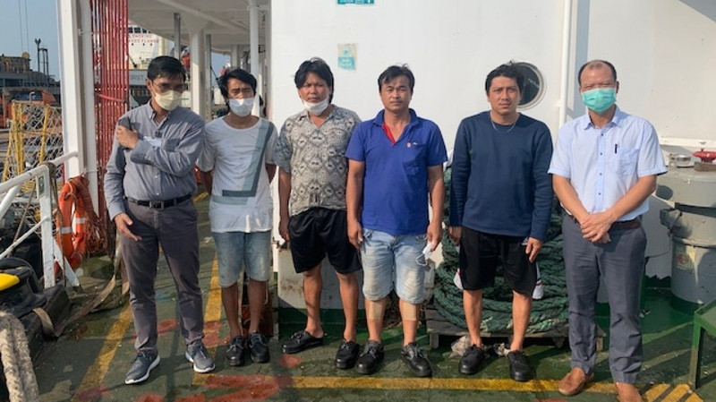 越南驻泰国大使馆代表和辉煌号船员。（图片来源：VOV）