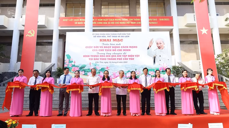 “胡志明主席生平与革命生涯”图片展开展剪彩仪式。