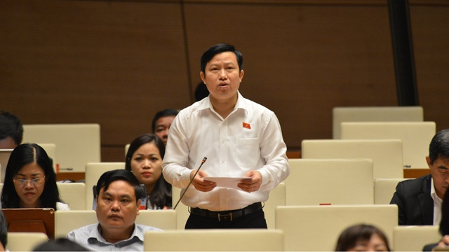 国会代表在会上发言。