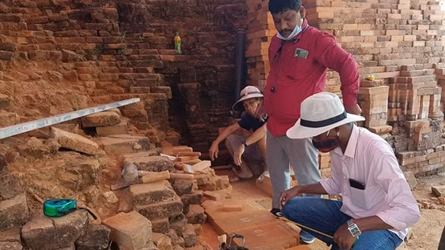 印度专家参加A塔群修缮工作。