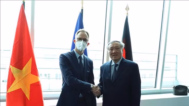 越南最高人民法院院长阮和平（右）与来自德国司法部刑法司的Sebastian Bockemühl 先生（左）。（图片来源：越通社）