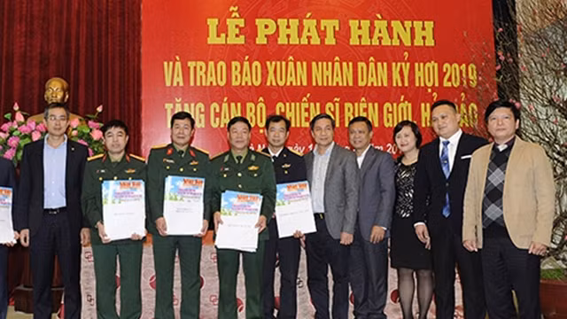 《人民报》2019己亥年春节特刊发行暨给边境和海岛指战员赠送仪式。