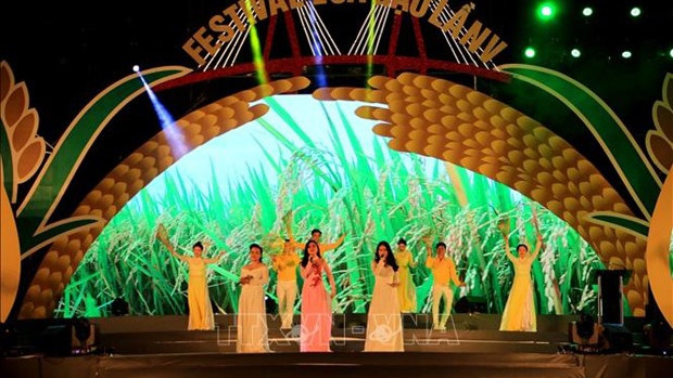 闭幕式上的文艺节目。（图片来源：越通社）