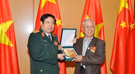 冯光青大将向中国老战士代表赠送礼物。（图片来源：人民军报）