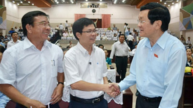 张晋创主席同选民亲切交流。 (Photo: 图片来源：人民军队报网)