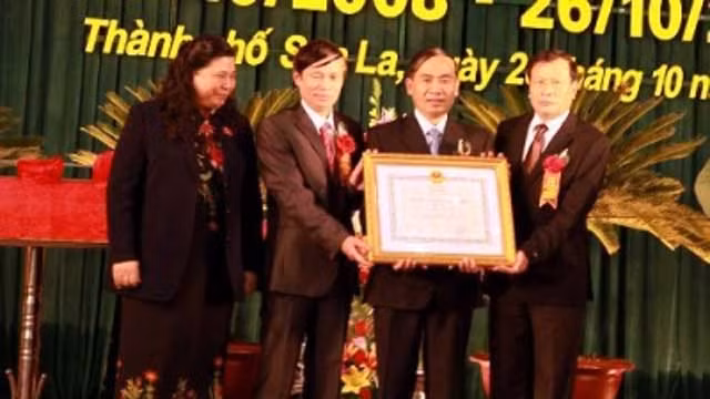 国会副主席丛氏放向山罗市领导人授予二级独立勋章。 (Photo: 图片来源：越通社)