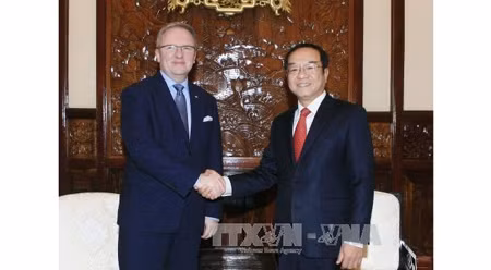 越南国家主席办公厅主任陶越忠会见波兰总统府外交事务部长克日什托夫•什切尔斯基。（图片来源：越通社）