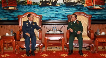 杜伯巳上将与客人。（图片来源：国防部官网）