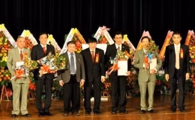 教育培训部领导向学校领导授予政府总理的决定。 (Photo: 图片来源：人民报网)