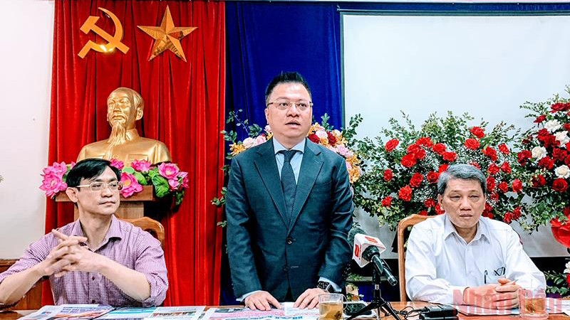 《人民报》社总编辑黎国明同《海防报》社领导举行工作会议。