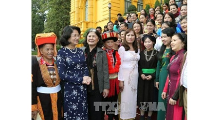 国家副主席邓氏玉盛同人口计生干部交谈。（图片来源：越通社）