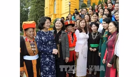 国家副主席邓氏玉盛同人口计生干部交谈。（图片来源：越通社）
