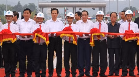 阮晋勇总理出席河内内排至老街高速公路通车仪式。（图片来源：越通社）