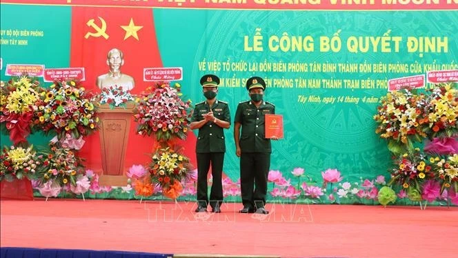 西宁省边防部队指挥部领导颁发新南国际口岸边防哨所党部的决定书。（图片来源：越通社）