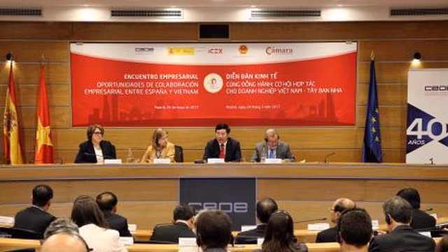 越南政府副总理兼外交部长范平明主持越南-西班牙经济论坛。