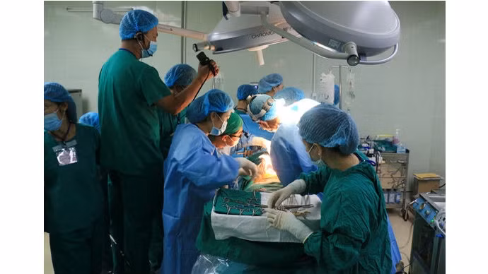 大水镬医院进行肝移植手术。