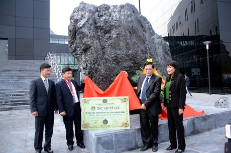 越南最大无烟煤板块记录揭牌仪式。（图片来源：广宁省报网）